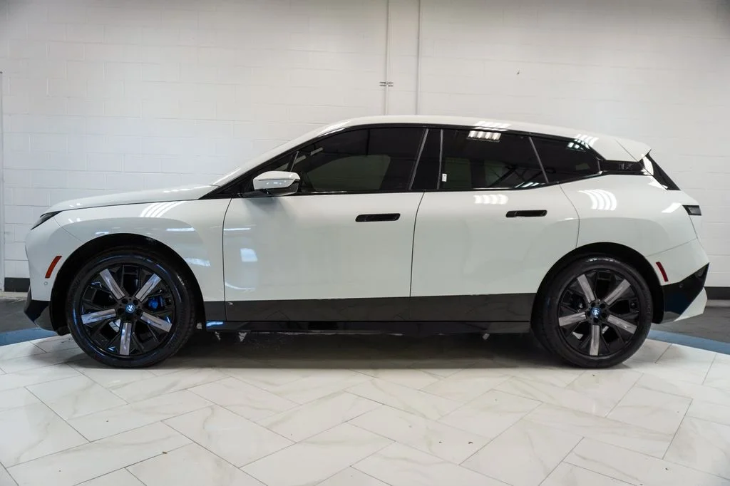 Used 2024 White BMW xDrive50 image 32
