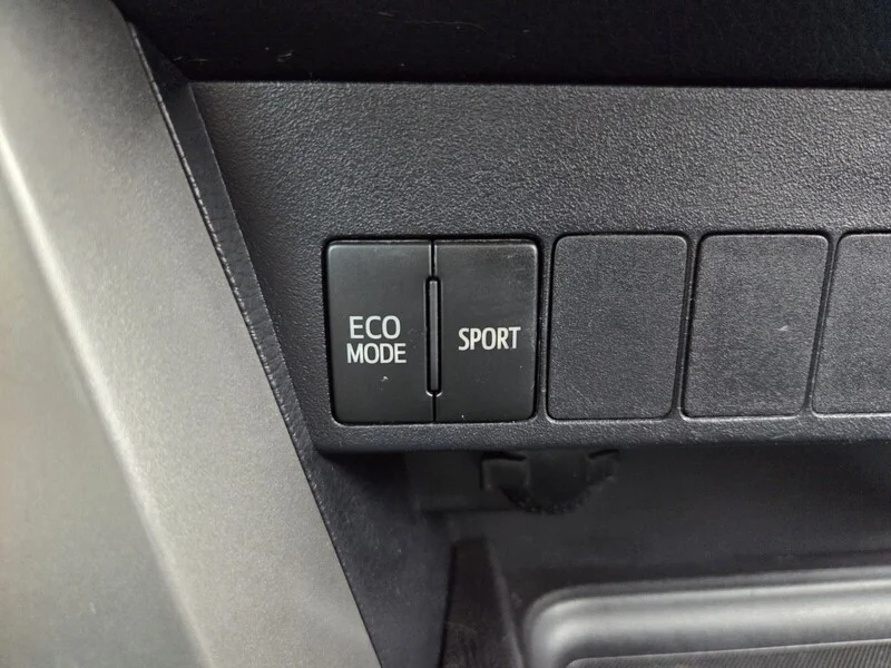 Used 2018 Silver Sky Metallic TOYOTA XLE AWD image 30