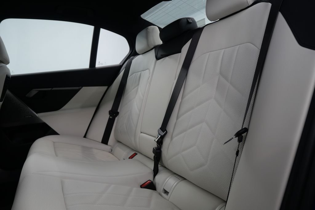 2025 BMW 5 Series 530i - Photo 17