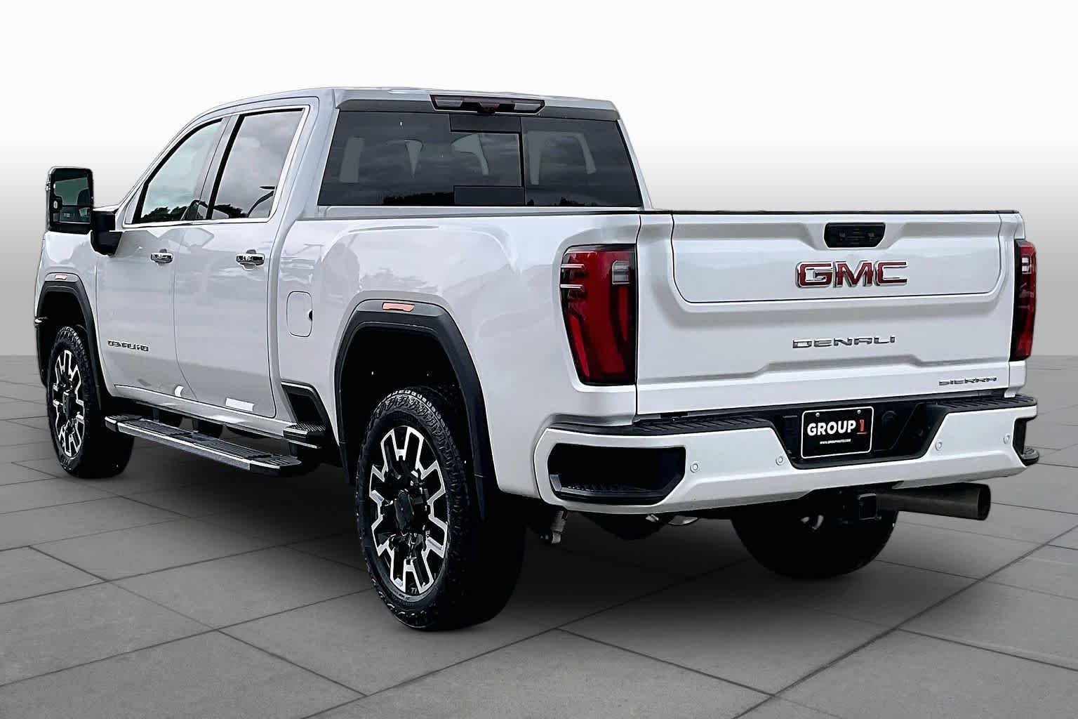Used 2024 White Frost Tricoat GMC Denali image 12