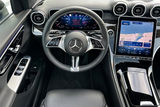 Used 2025  Mercedes-Benz GLC 300 image 13