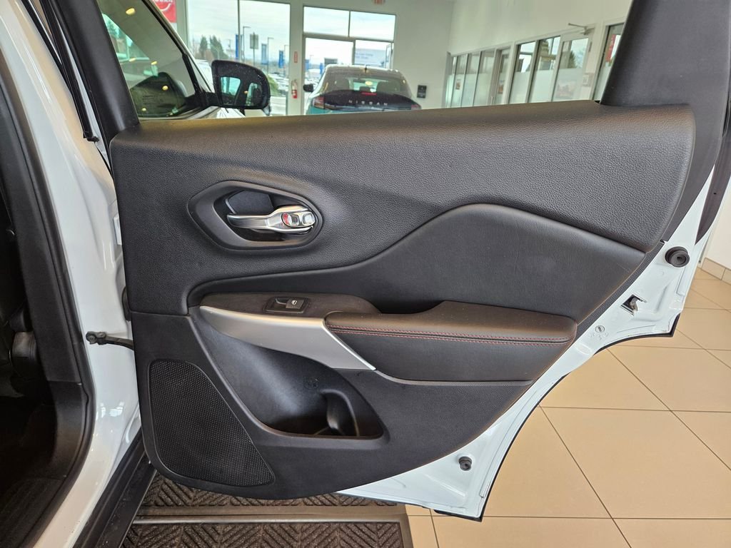 Used 2018 Bright White Clearcoat Jeep Trailhawk image 31