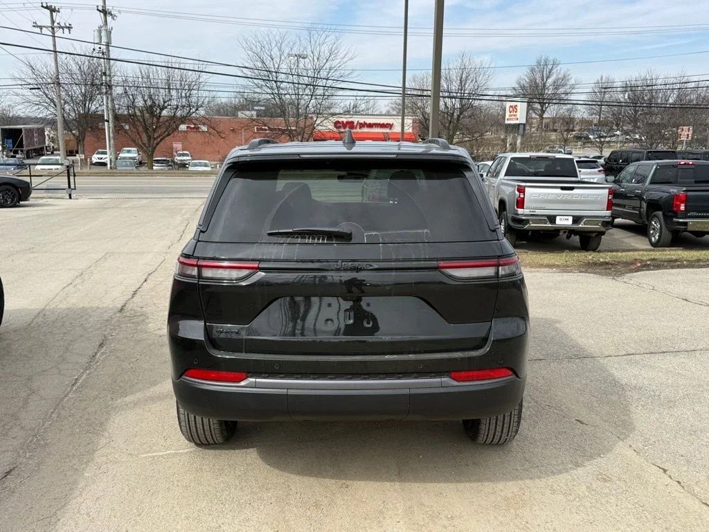New 2026 Diamond Black Crystal Pearl-Coat Exterior Paint Jeep Laredo Altitude image 7