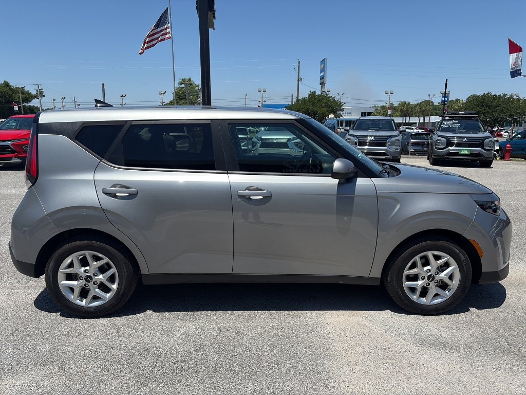 Used 2024 GRAY Kia LX image 4
