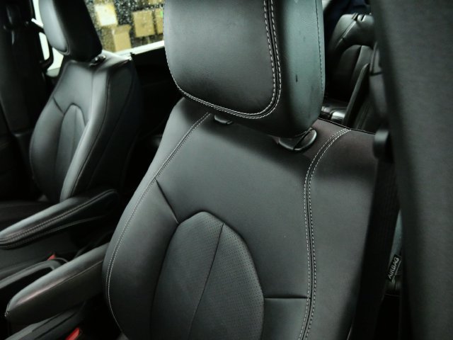 Used 2025 Black Chrysler Select image 18