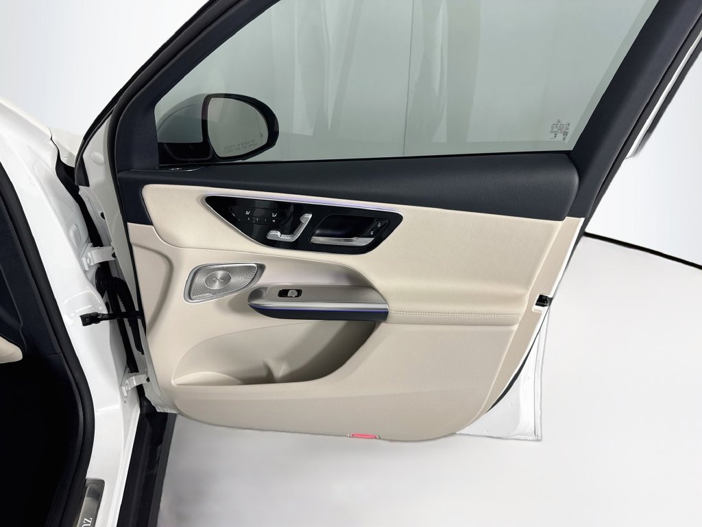 Used 2026  Mercedes-Benz GLC 300 image 25