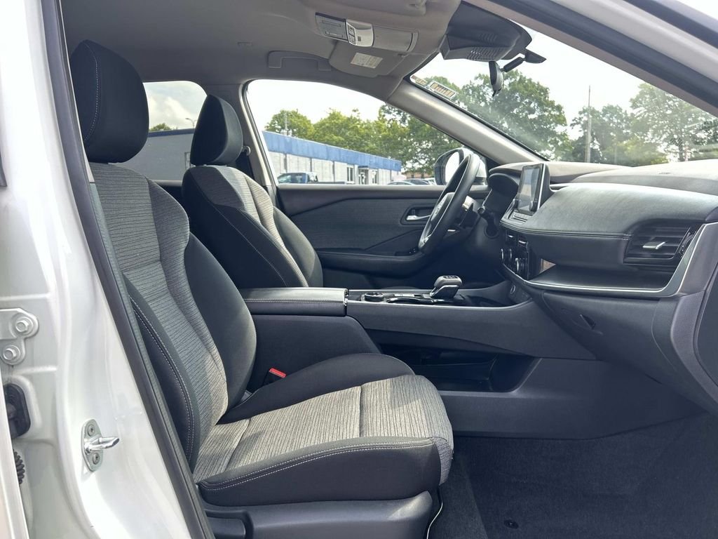 Used 2022 White Nissan SV image 18