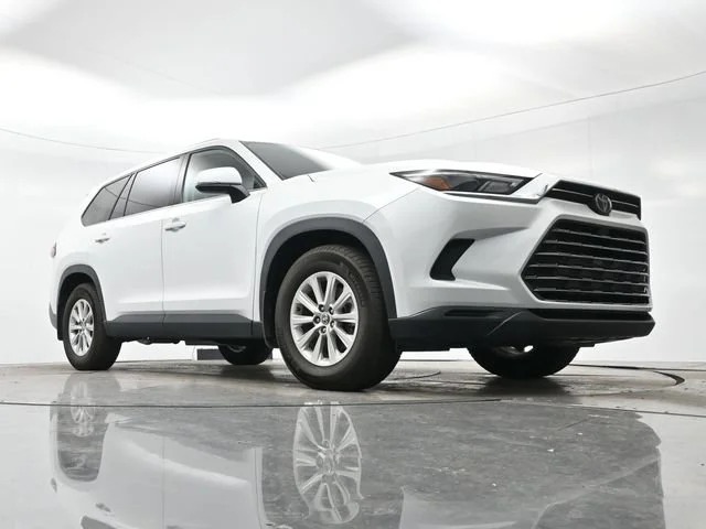 Used 2024 Wind Chill Pearl Toyota XLE image 9