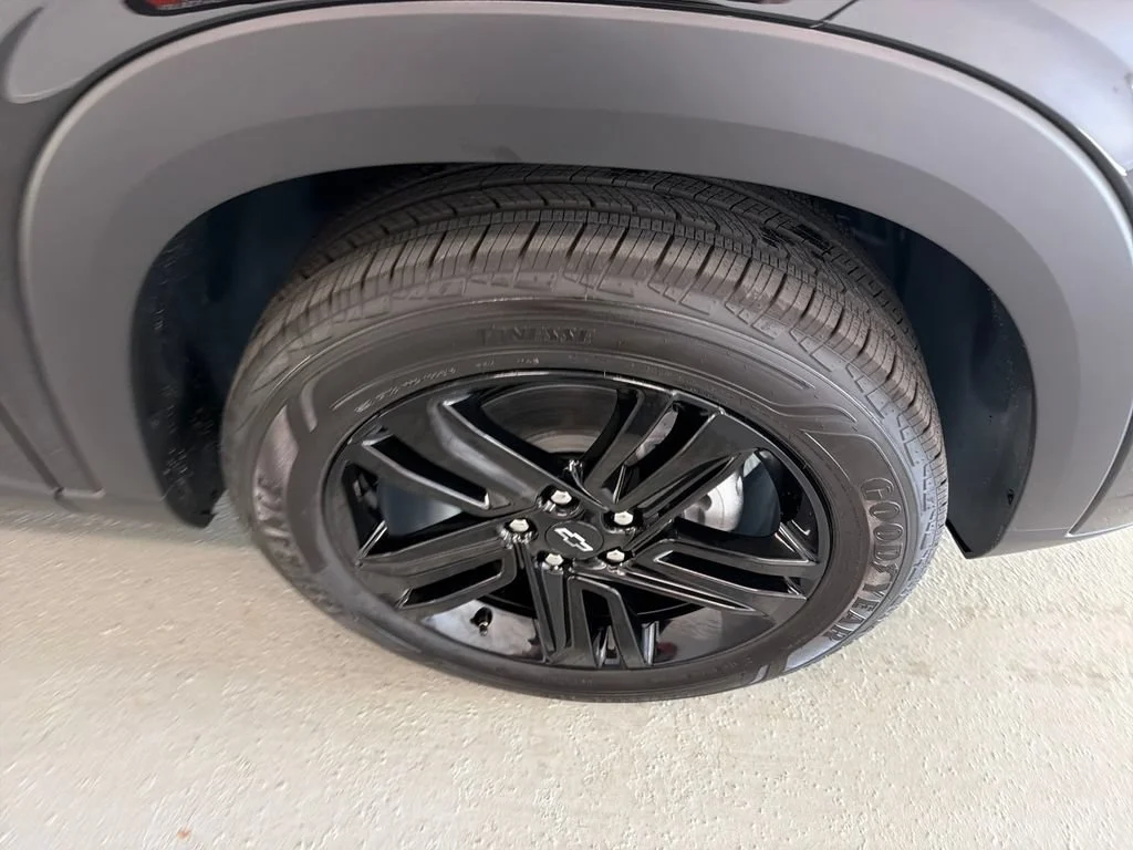 New 2026 Mosaic Black Metallic Chevrolet ACTIV image 4