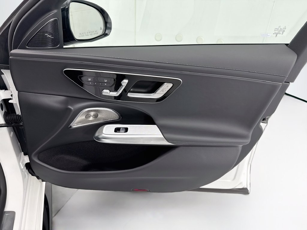 New 2027 MANUFAKTUR Moonlight White Magno Mercedes-Benz E 53 AMG® image 25