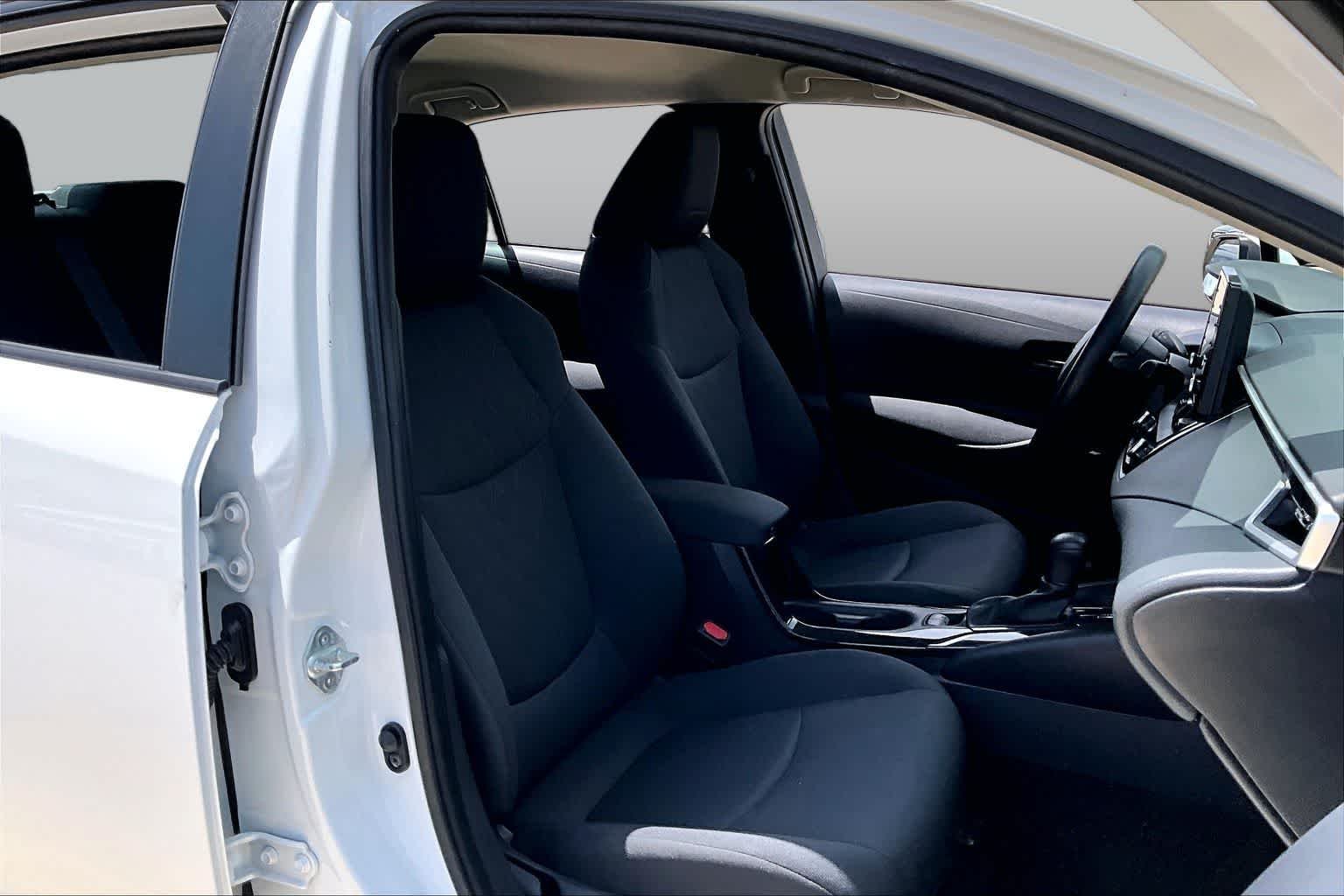 Used 2022 White Toyota LE image 9