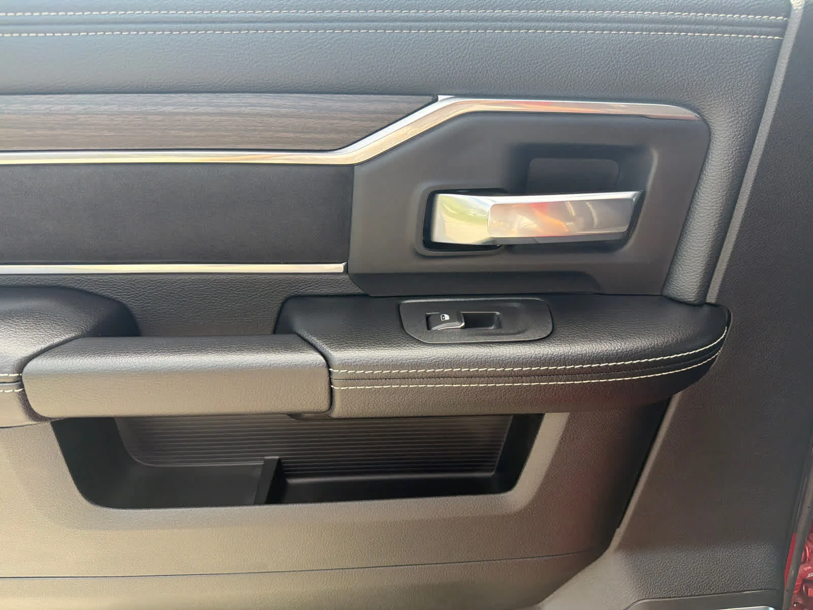 New 2026 Molten Red Pearl-Coat Exterior Paint RAM Laramie image 19