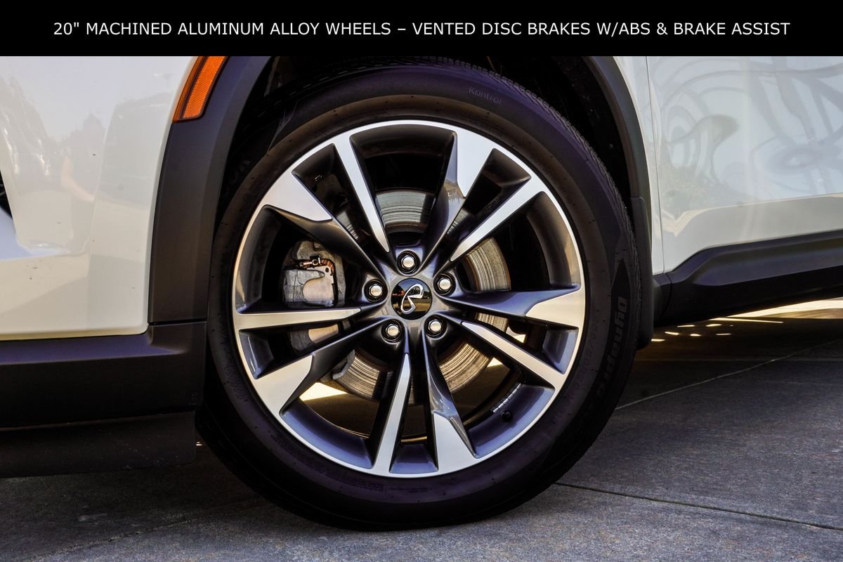 Used 2025 White INFINITI LUXE image 3