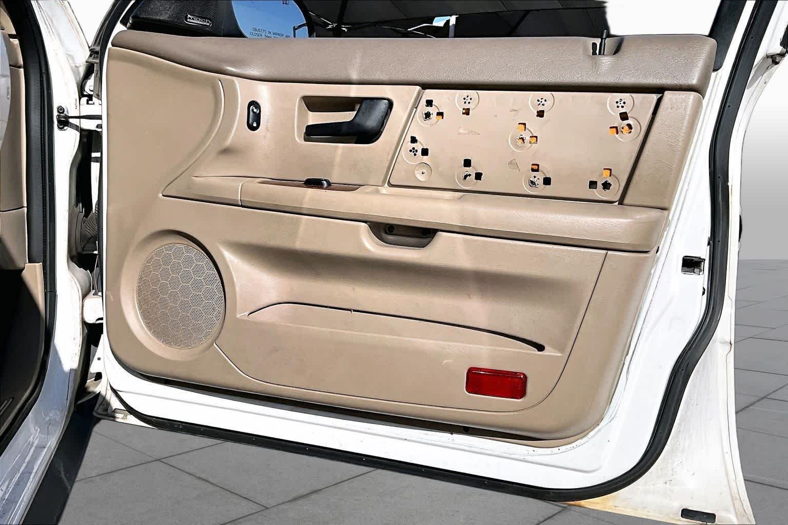 Used 2005 Vibrant White Mercury LS image 24