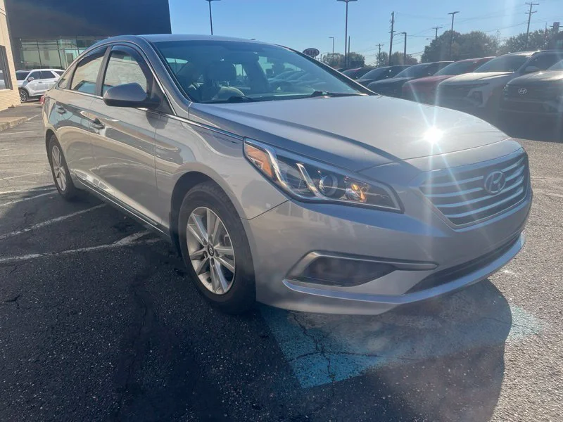 Used 2017 Gray Hyundai SE image 3