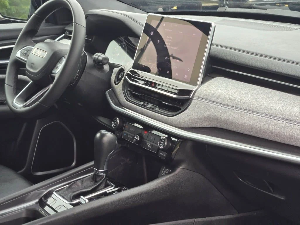 Used 2023 Black Jeep Latitude image 10