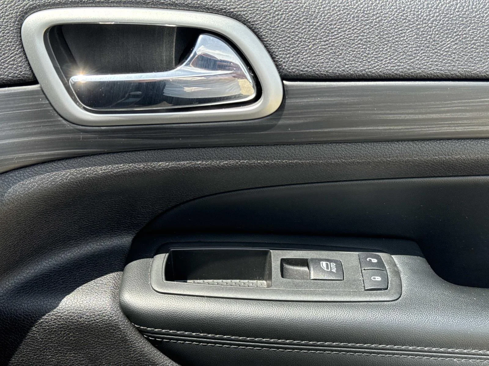 Used 2019 Granite Crystal Metallic Clearcoat Jeep Laredo E 4x2 image 14