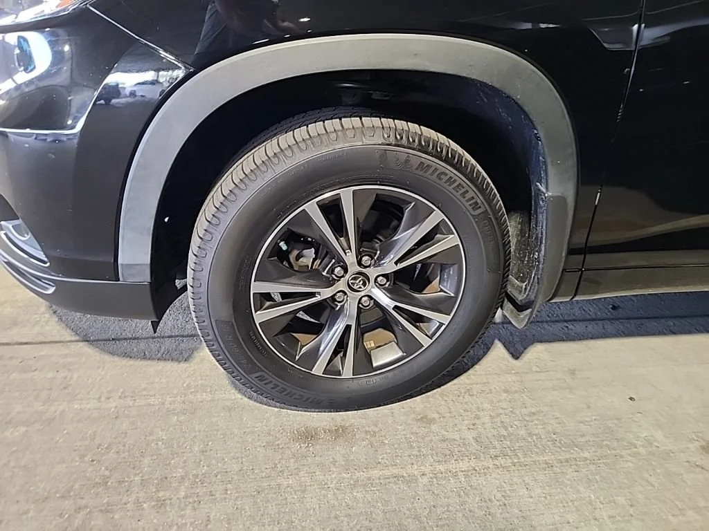 Used 2016 Midnight Black Metallic Toyota XLE image 6