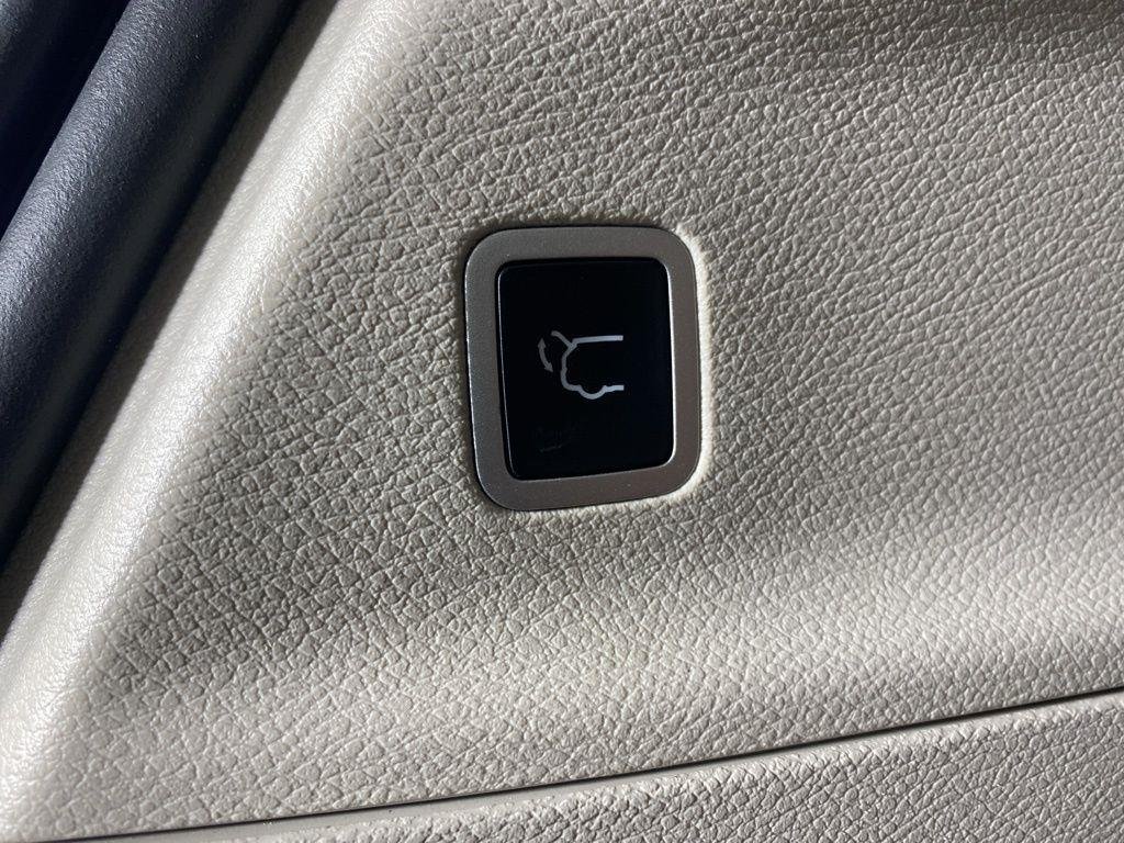 Used 2023 Ceramic Gray Clearcoat Chrysler Limited image 17