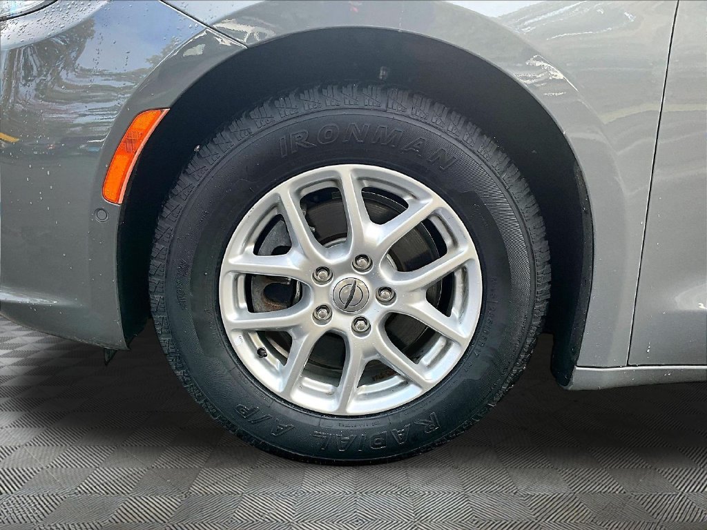 Used 2022 Ceramic Gray Clearcoat Chrysler Touring L image 7