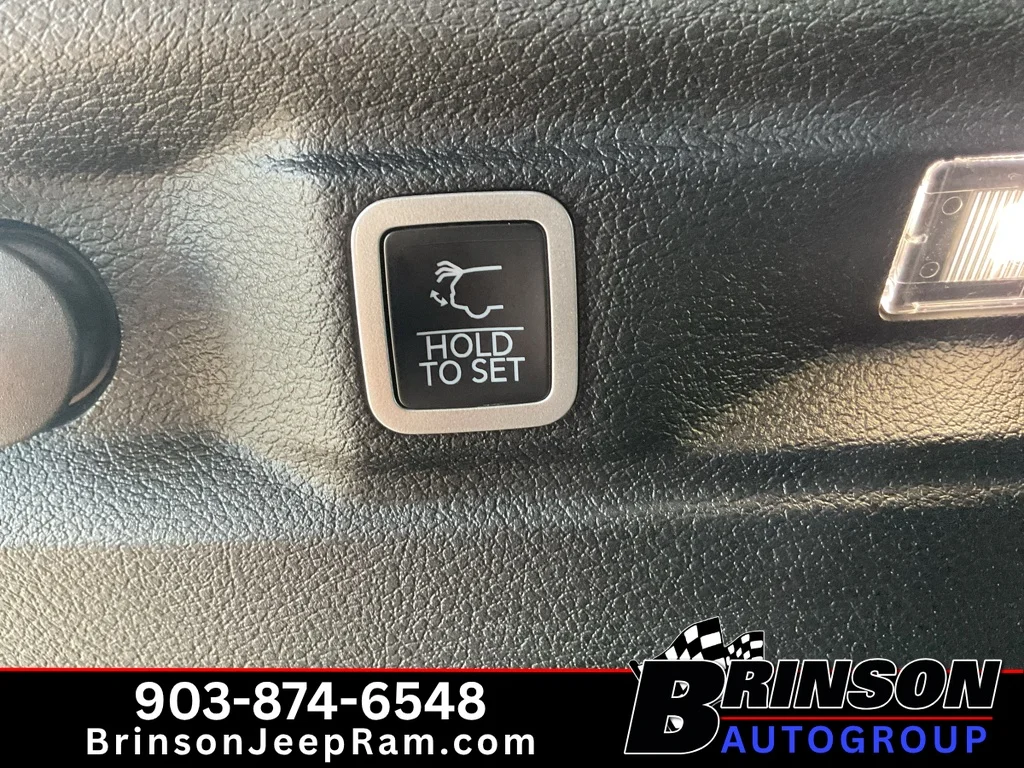 Used 2025 Diamond Black Crystal Pearlcoat Jeep Limited image 13