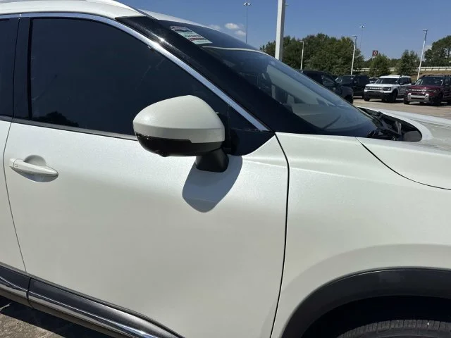 Used 2021 White Nissan SL image 28
