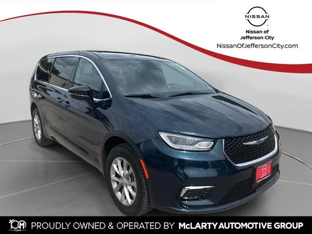 Used 2025 Blue Chrysler Select image 1