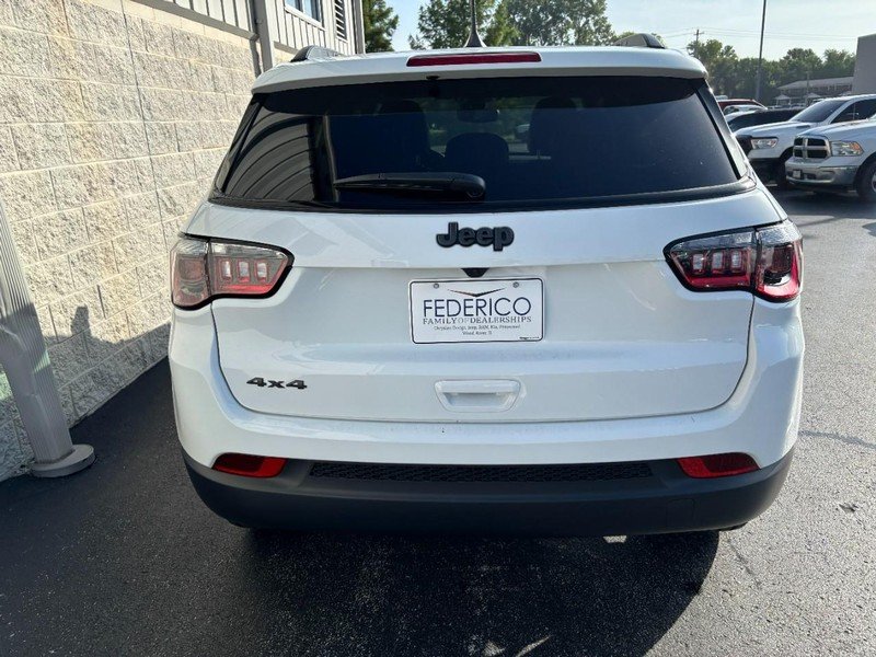 New 2026 Bright White Clear-Coat Exterior Paint Jeep Latitude Altitude 4x4 image 4