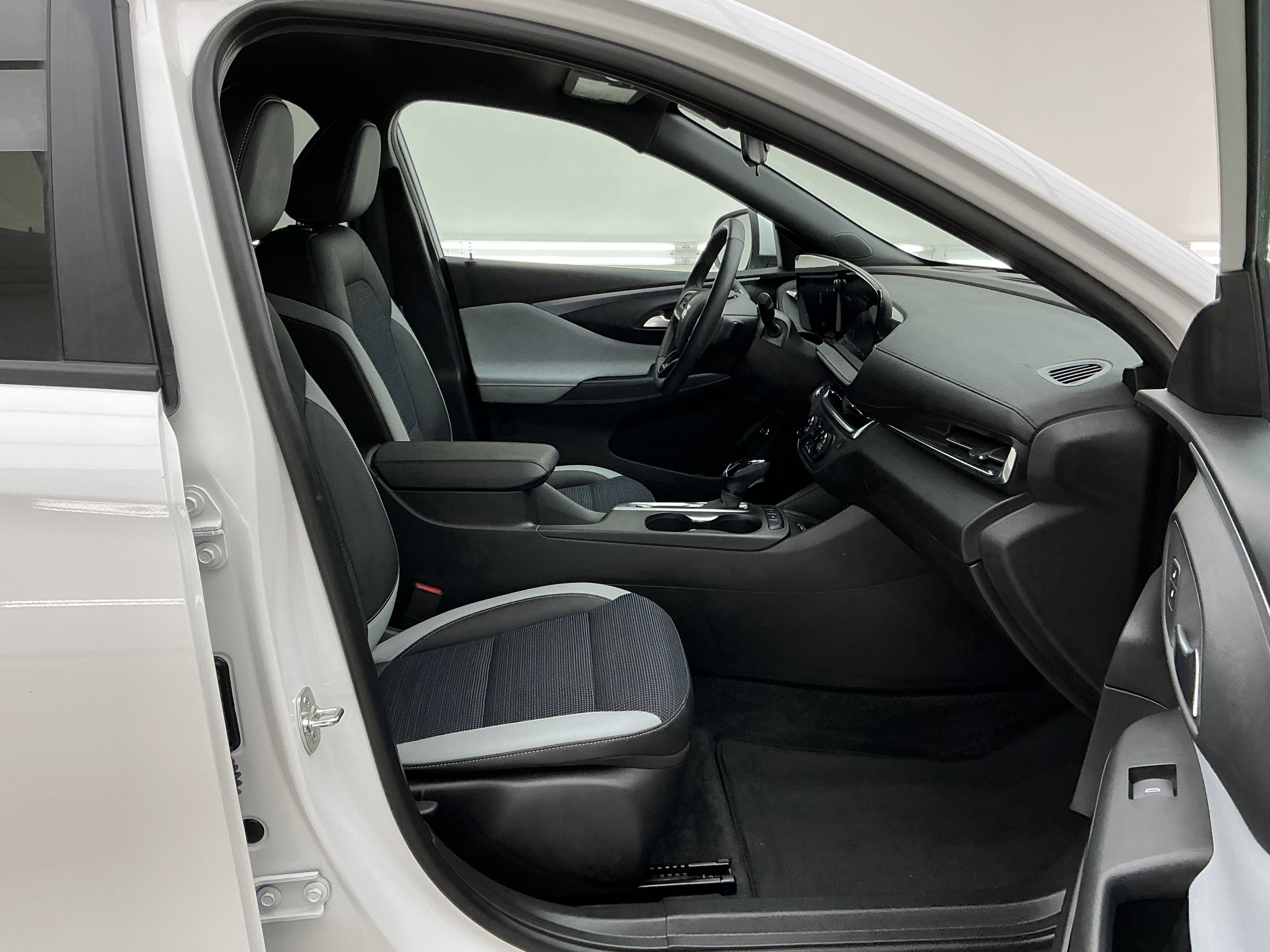 Used 2024 White Frost Tricoat Buick Preferred image 25