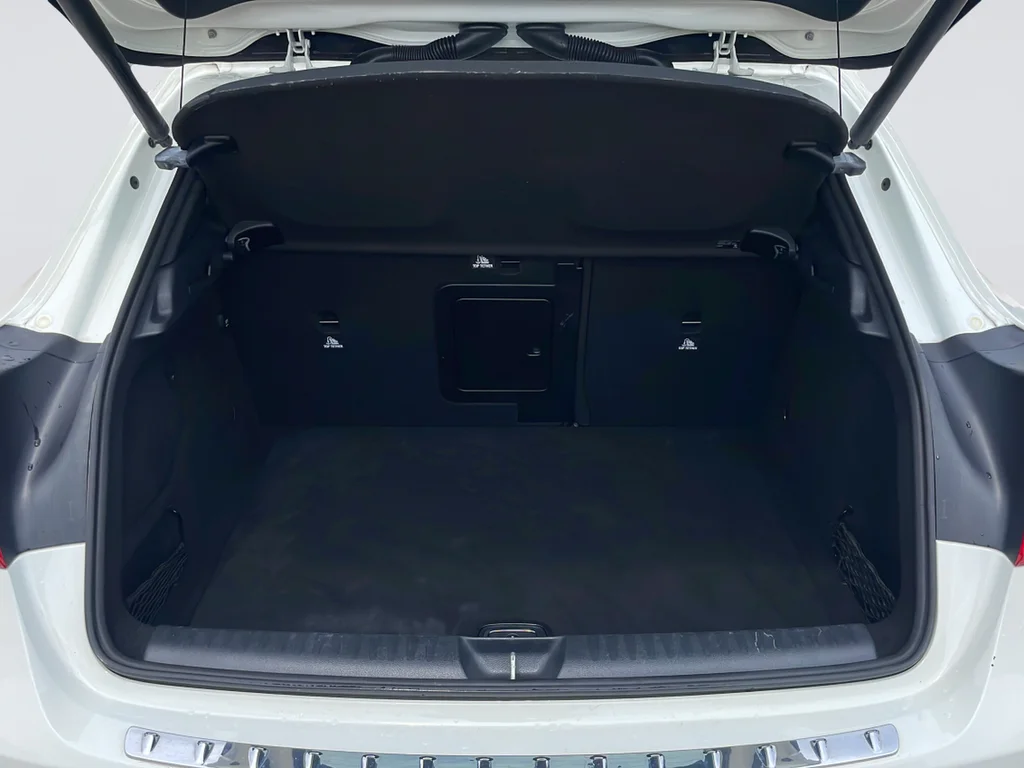 Used 2018 White Mercedes-Benz GLA 250 image 38