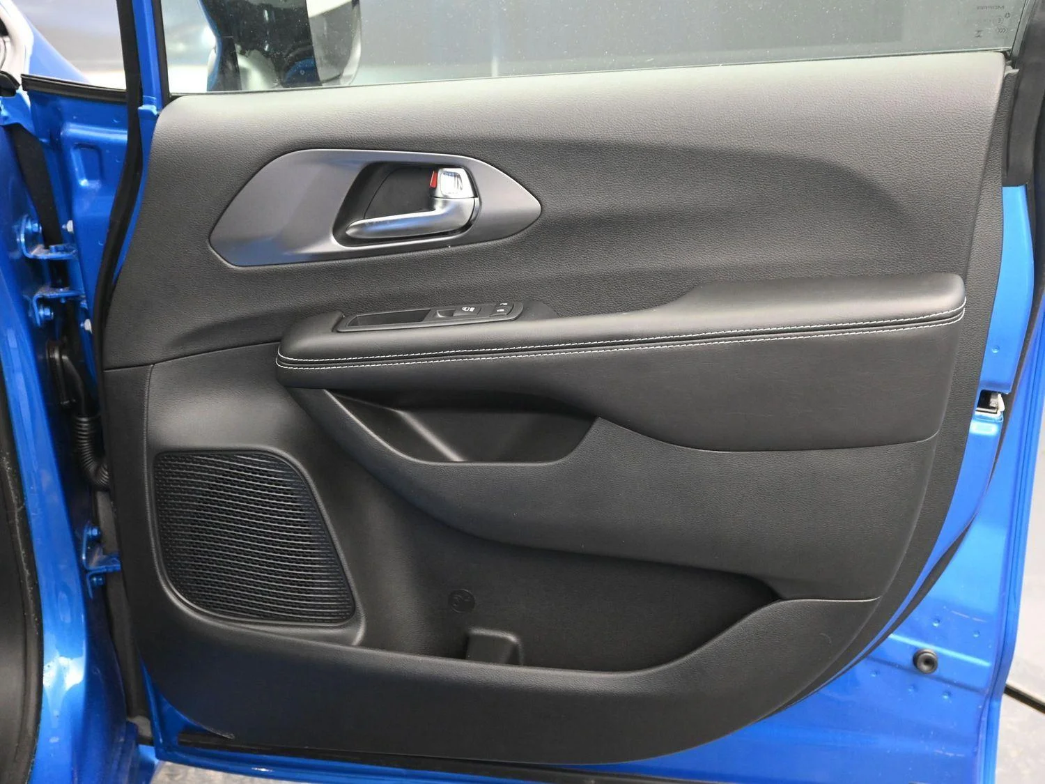 New 2026 Hydro Blue Pearl-Coat Exterior Paint Chrysler Select image 8