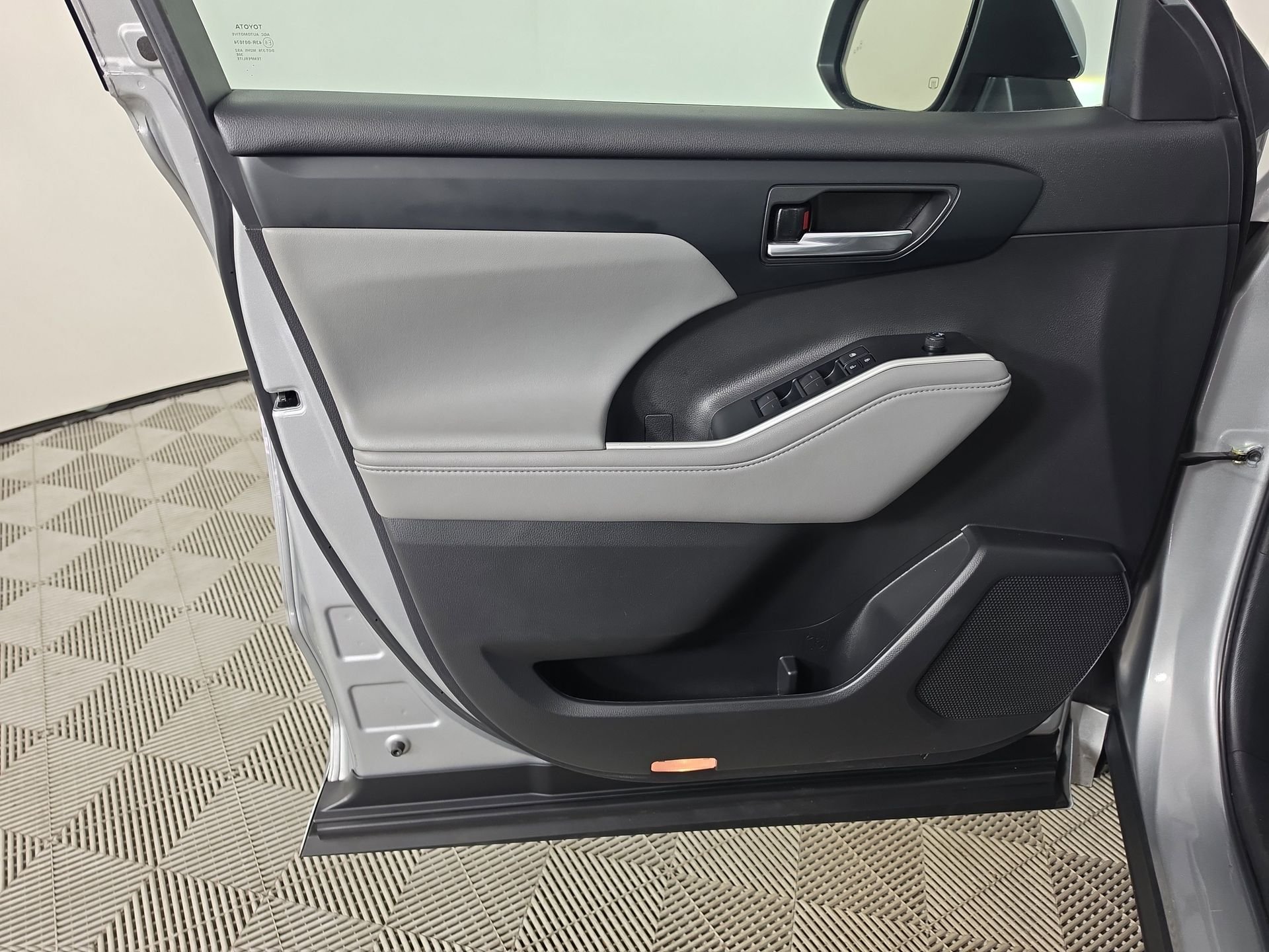 Used 2022 Silver Toyota XLE image 33