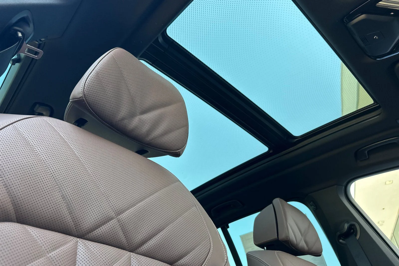 New 2026 Mineral White Metallic BMW xDrive50e image 14