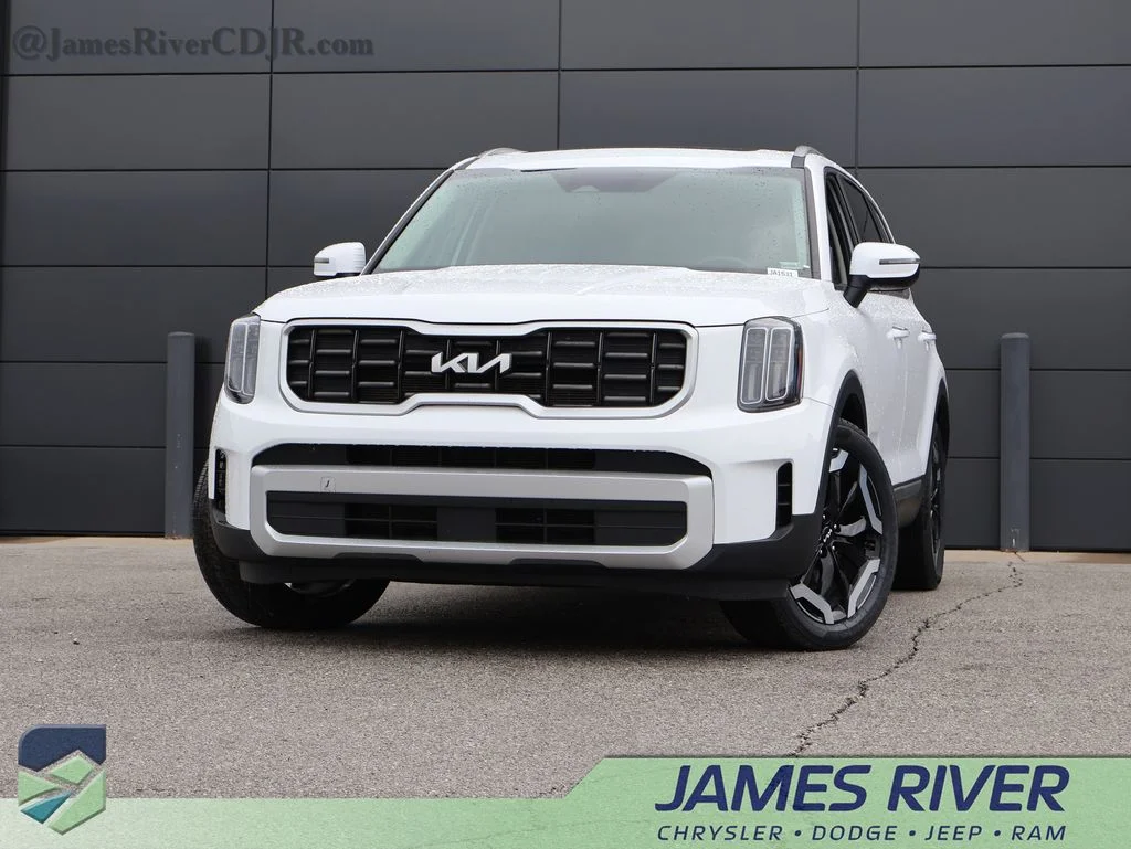 Used 2025 White Kia S image 1