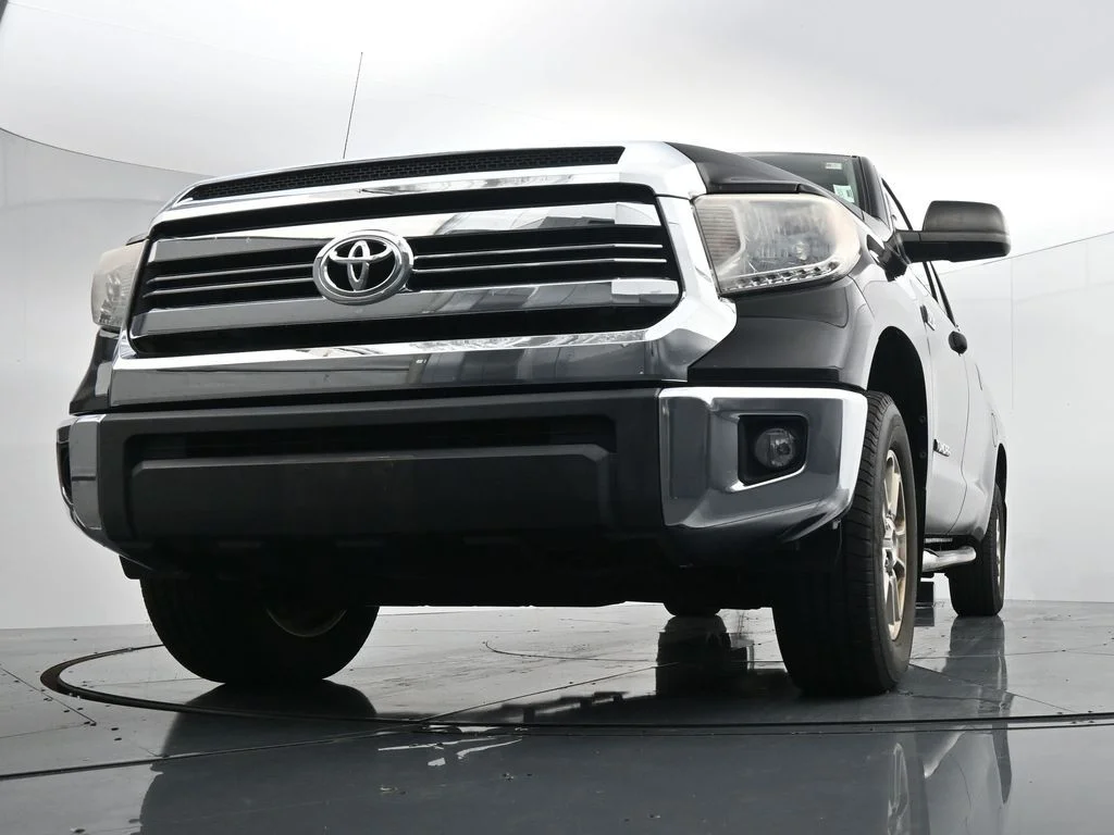 Used 2017 Black Toyota SR5 image 18