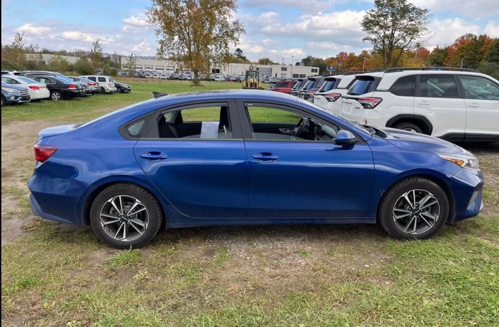 Used 2023 Blue Kia LXS image 3