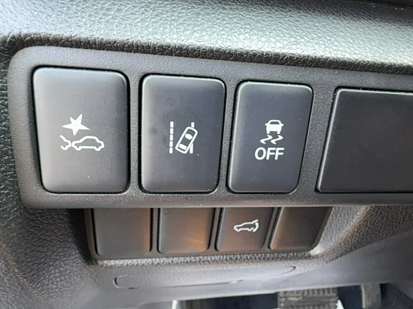Used 2025 Gray Mitsubishi SE image 17