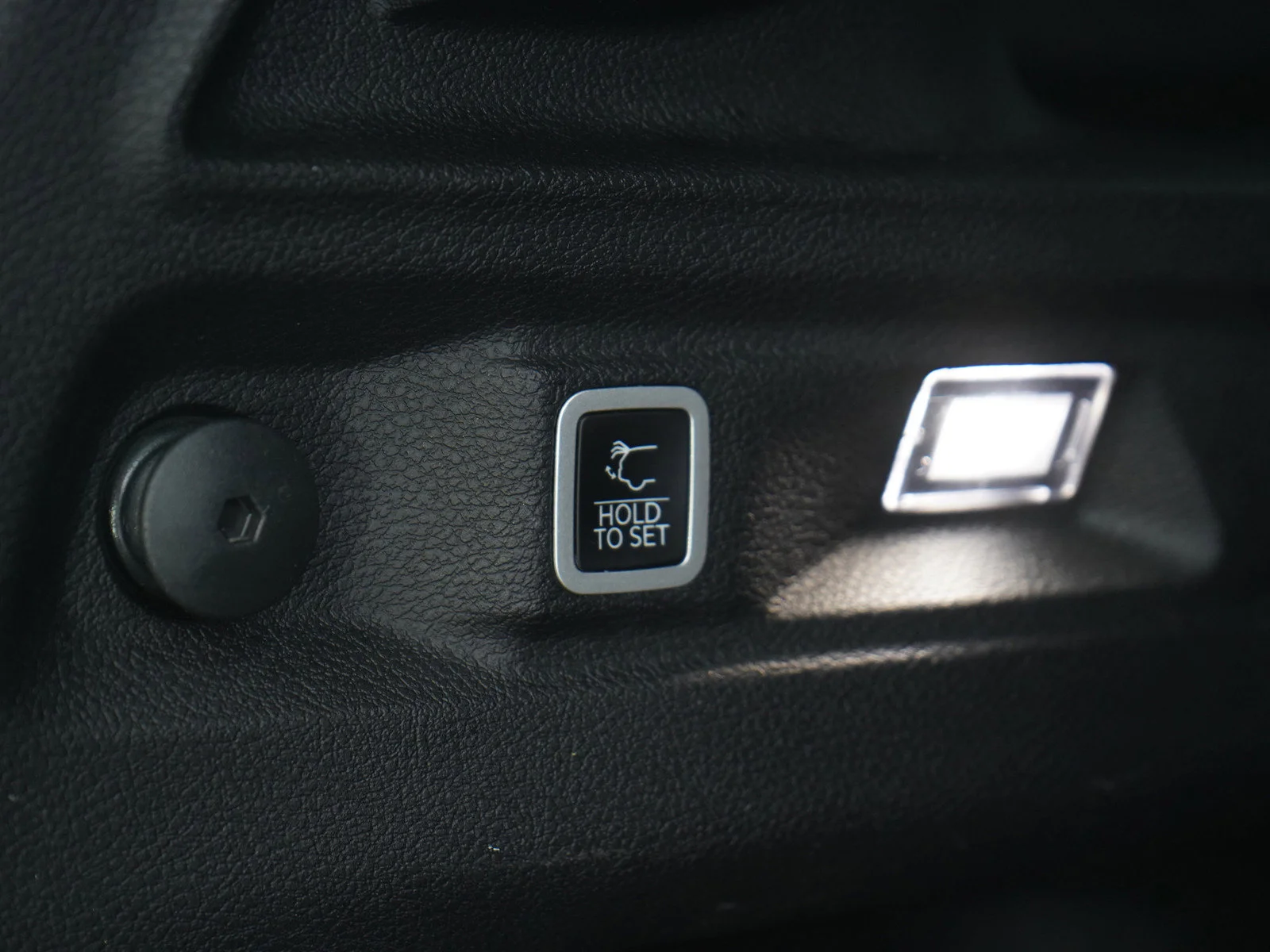 Used 2024 Diamond Black Crystal Pearlcoat Jeep Limited image 18