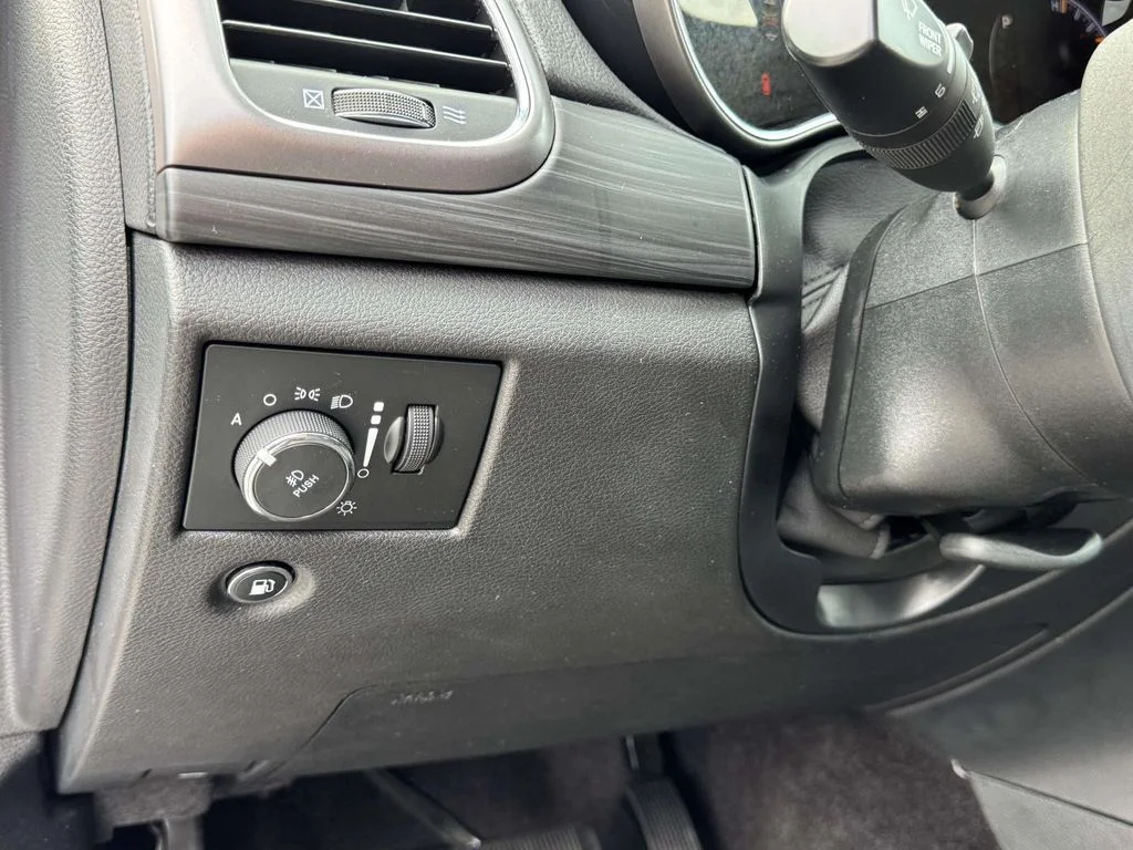 Used 2019 White Jeep Laredo image 28