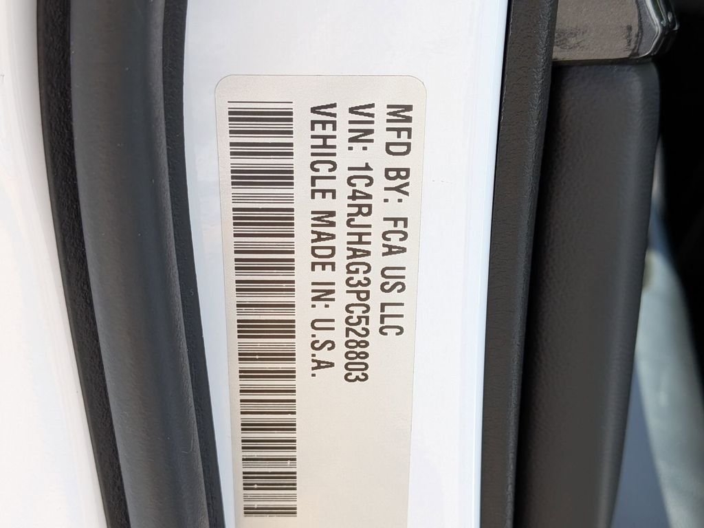 Used 2023 White Jeep Laredo image 27