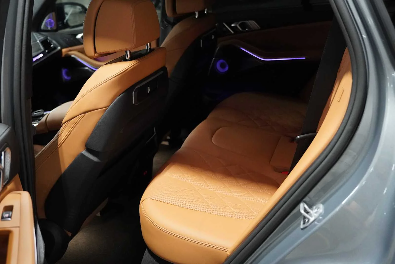 Used 2026 Skyscraper Grey Metallic BMW M60i image 24