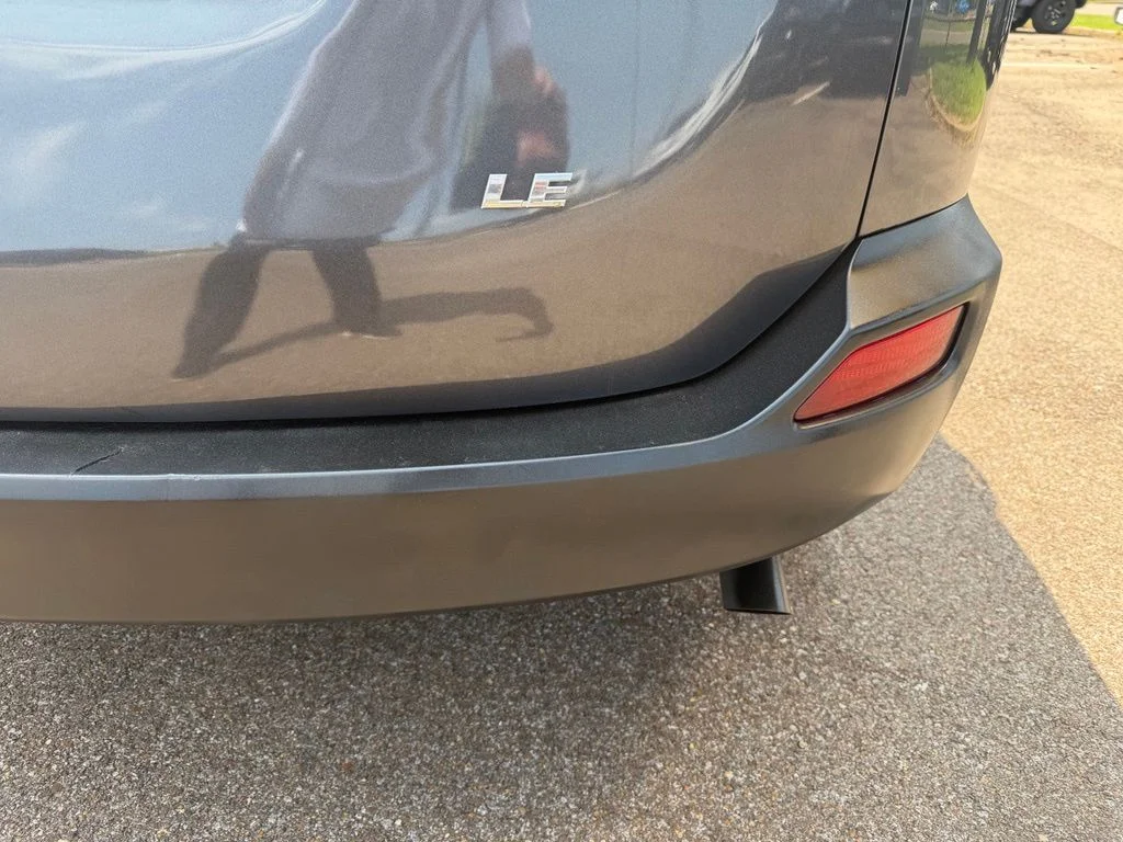 Used 2015 Gray Toyota LE image 5