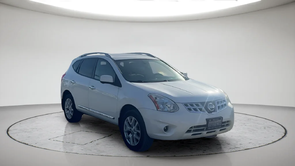 Used 2012 White Nissan SL image 2