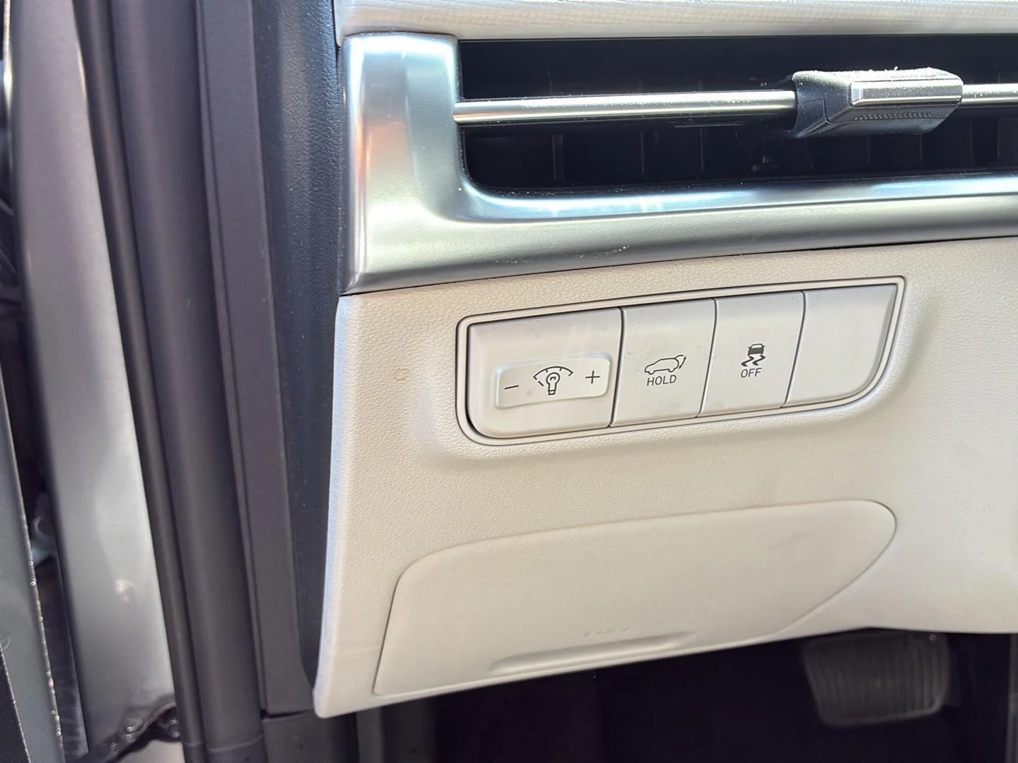 Used 2025 Shimmering Silver Hyundai SEL image 13