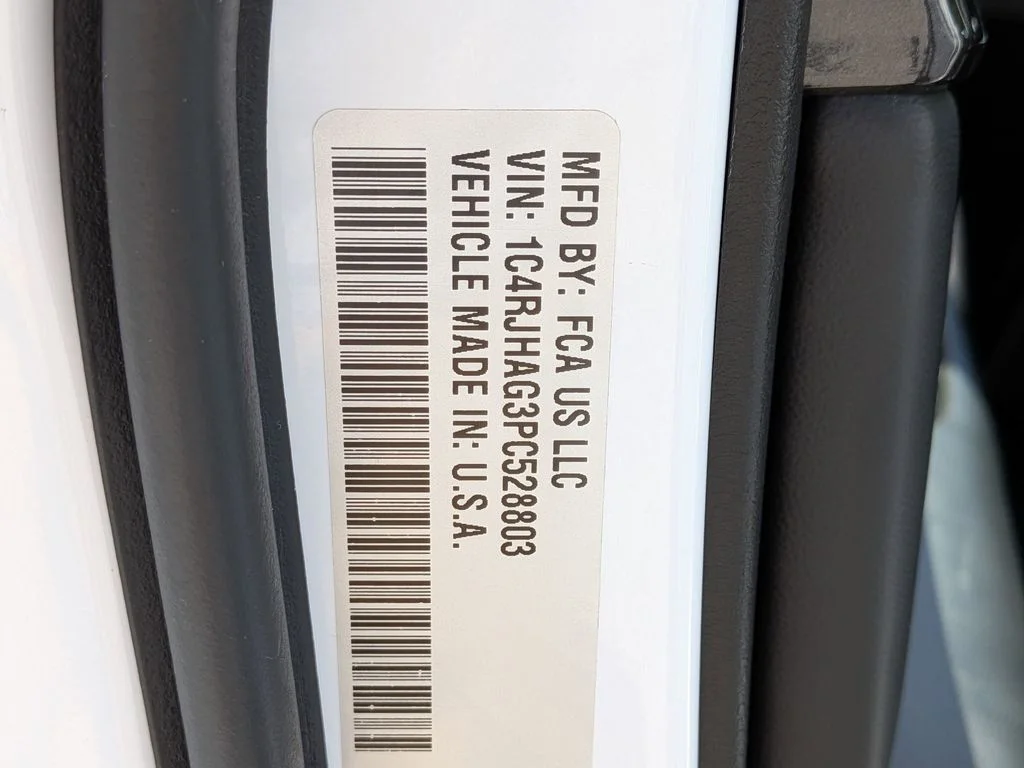 Used 2023 White Jeep Laredo image 27