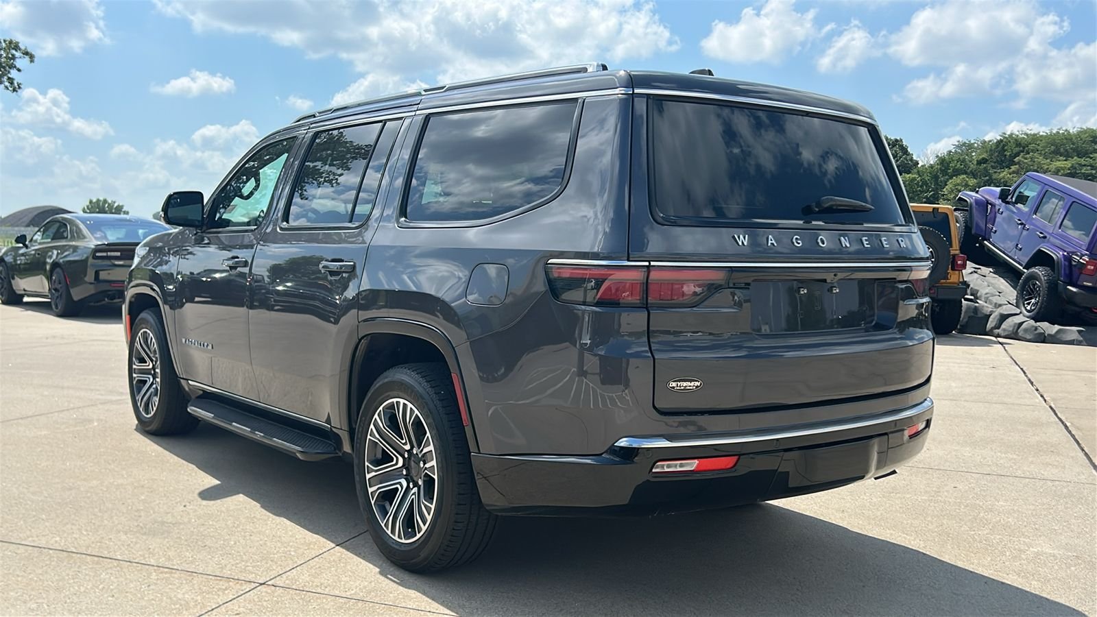 Used 2024 Gray Jeep Base image 6