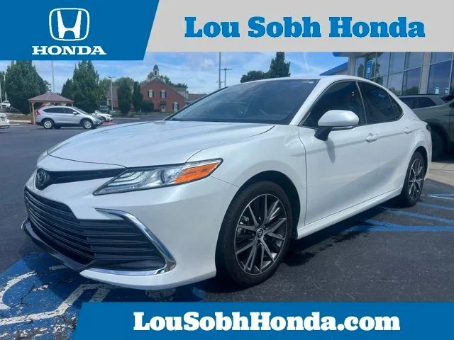 Used 2022 Wind Chill Pearl Toyota XLE image 1