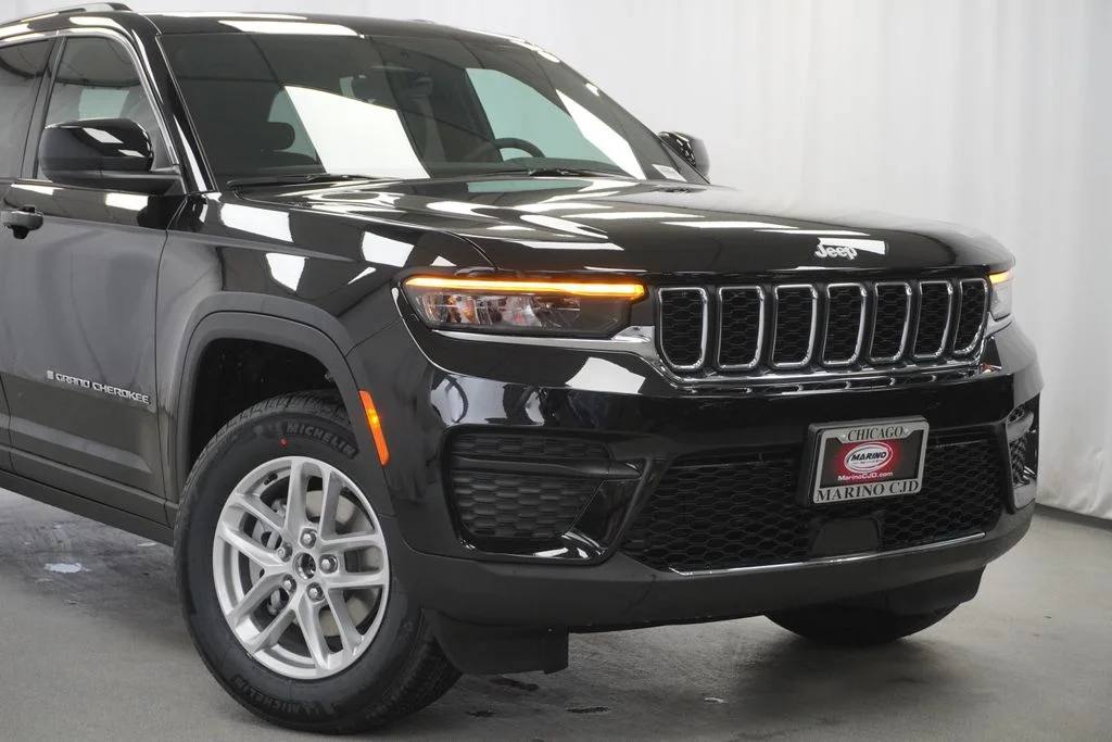 New 2026 Diamond Black Crystal Pearl-Coat Exterior Paint Jeep Laredo X image 3