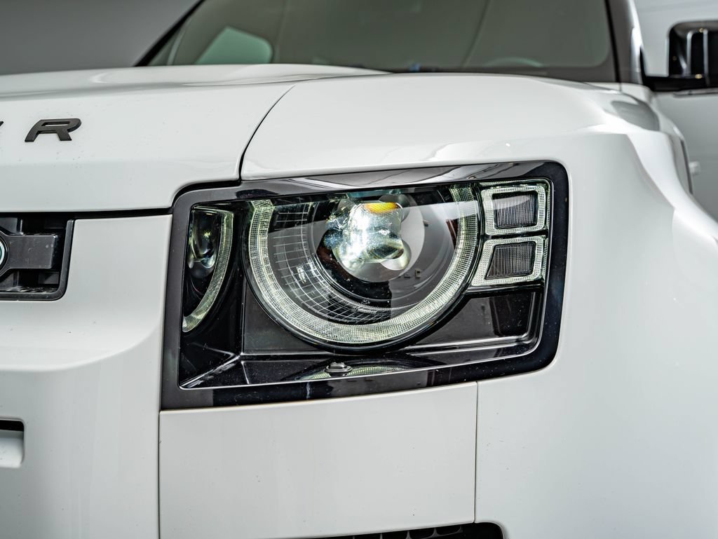 Used 2024 White Land Rover X-Dynamic SE image 13