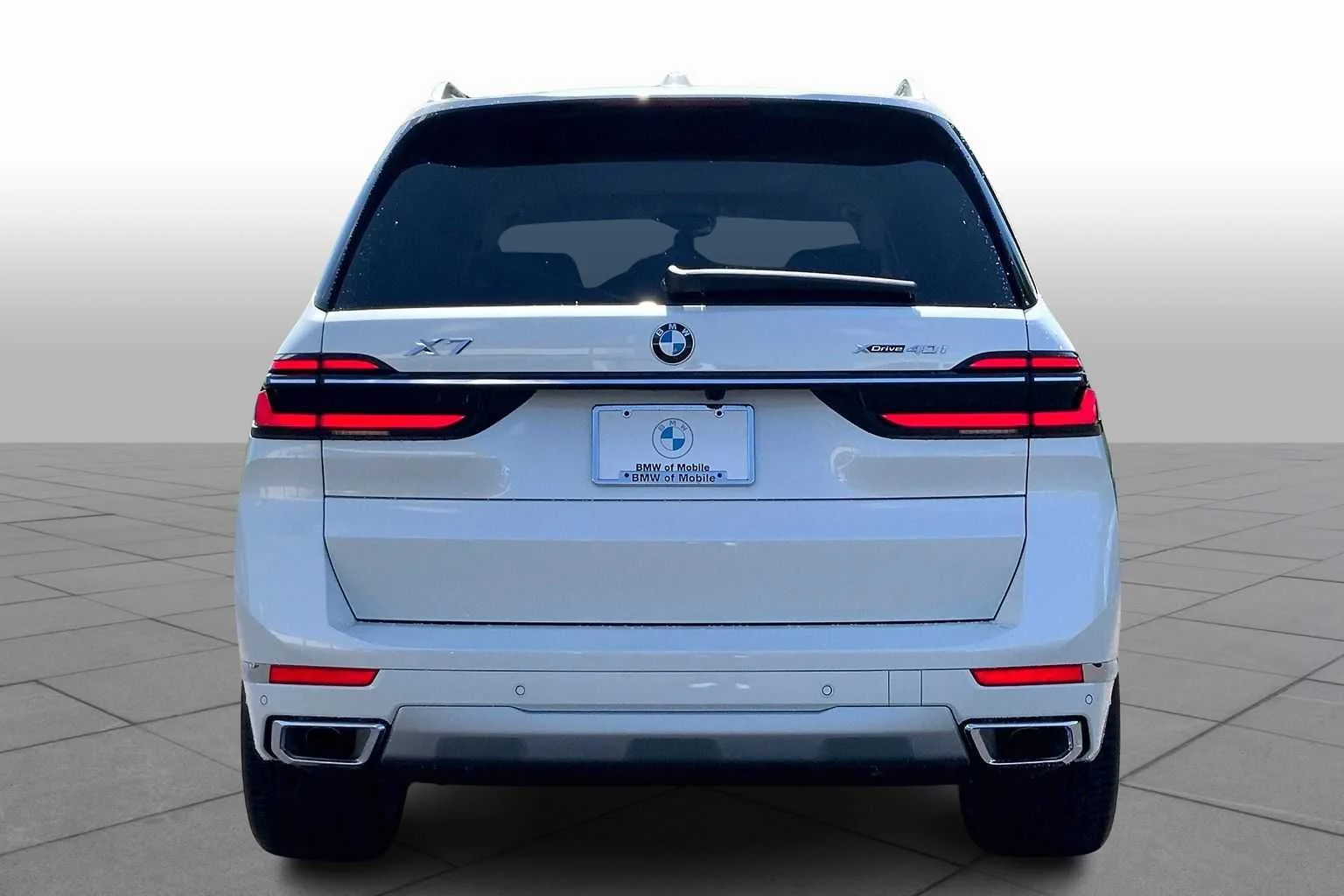 New 2026 Mineral White Metallic BMW xDrive40i image 4